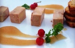 Paté di coniglio con salsa di pere Santa Maria e zenzero
