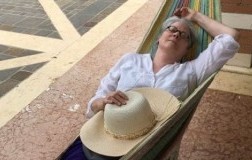 Patricia Guy sull'amaca rubrica agosto