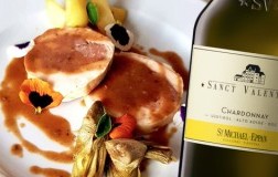 Pollo ripieno con pomodori secchi e pistacchi di Bronte Alto Adige Chardonnay Sanct Valentin della Cantina Produttori San Michele Appiano