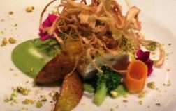 Tronchetti di pesce castagna, su crema di broccoletti siciliani e chips di porro
