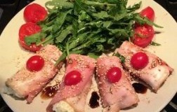Involtini di prosciutto cotto di Praga con riso carnaroli e sesamo
