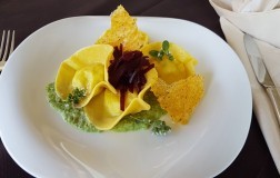 Ravioli ripieni di baccalà su vellutata di zucchine e chips di polenta