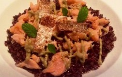 Riso Thai Khao Nim nero con salmone confit, crema di carciofi e sesamo 