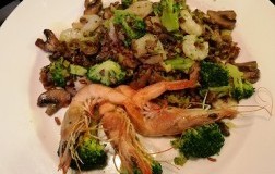 Riso rosso selvaggio con gamberi, broccoletti, champignon e noci pecan