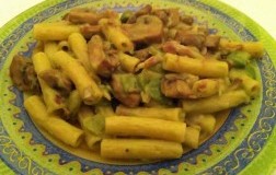 Sedani con crema di fave, cipollotti di Tropea e prosciutto di Norcia