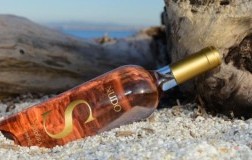 Siddura Cannonau di Sardegna Rosato Nudo 2017 ambientato