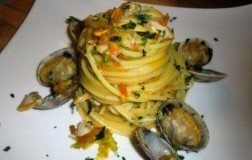 Spaghetti alla chitarra vongole e fiori di zucca