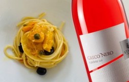 Spaghetti alla puttanesca gialla e Greco Nero Rosato 2018 Statti