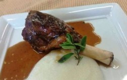 Stinco di maiale glassato con polenta bianca