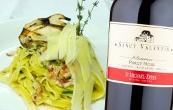Tagliatelle con salsiccia e funghi porcini abbinato a Alto Adige Pinot Nero Riserva Sanct Valentin 2018