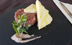Tartare di carne salada con crema di fagioli e crostoni di pan brioche