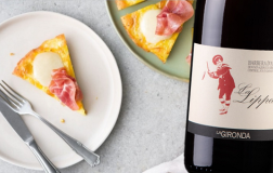 Frittata di patate, provolone dolce e prosciutto crudo e Barbera d’Asti La Lippa 2022 La Gironda