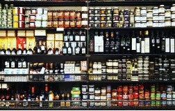 Roscioli salumeria ristorante prodotti scaffali