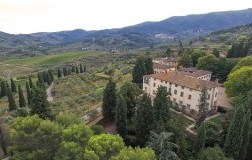 capezzana villa agriturismo vinsanteria