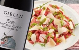 Carpaccio, provolone e pesto di rucola e Alto Adige Pinot Nero Riserva Flora 2019 Cantina Girlan