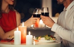 san valentino coppia innamorati a cena