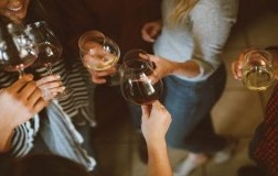 donne che bevono vino