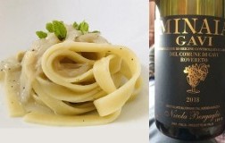 Fettuccine con la cipolla di Partanna e menta abbinate a Gavi del Comune di Gavi Docg Minaia 2018 Nicola Bergaglio