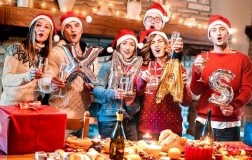 Amici che festeggiano le feste Natale