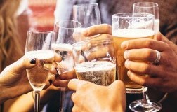 giovani bevono birra altro