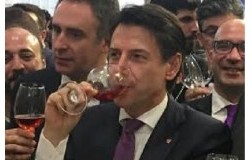 Premier Giuseppe Conte beve vino