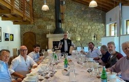 Gruppo di esperti degustatori da Jermann