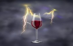 Temporale fulmine calice di vino