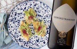 Merluzzo in crosta di mandorle con insalata di puntarelle e Trentino Gewürztraminer 2021 Cantina di La-Vis