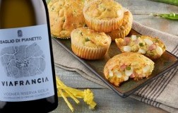 Muffin con provolone dolce, piselli e prosciutto cotto e Sicilia Viognier Riserva Viafrancia 2021 Baglio di Pianetto.