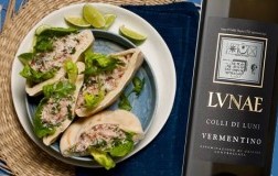 Pita con tonno e Colli di Luni Vermentino Etichetta Nera 2022 Cantine Lunae