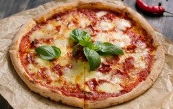 Pizza Margherita Editoriale