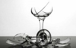 Calice di vino rotto