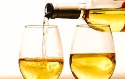 vino bianco sulle bucce